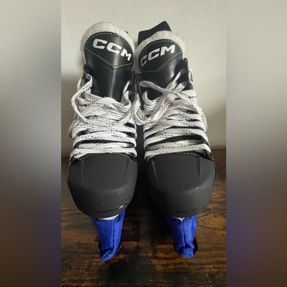 CCM Womens Hockey Skates- US Size 6 (fits 9inch foot length) - Picture 3 of 6